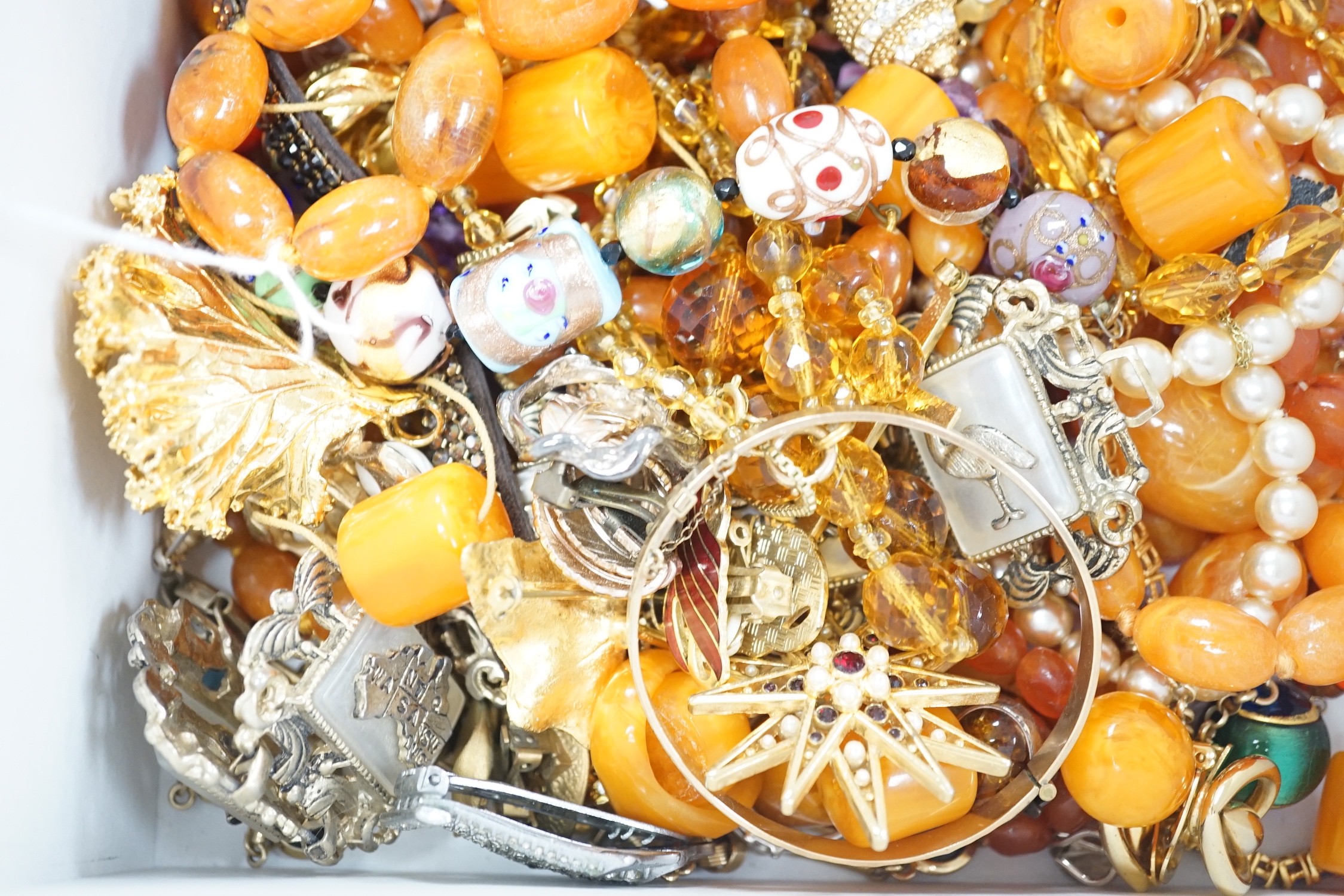 Mixed costume jewellery, including simulated amber necklaces.